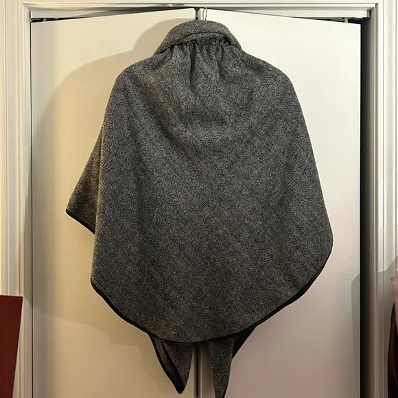 Black and white herringbone cape, Pancho - Picture 5 of 7